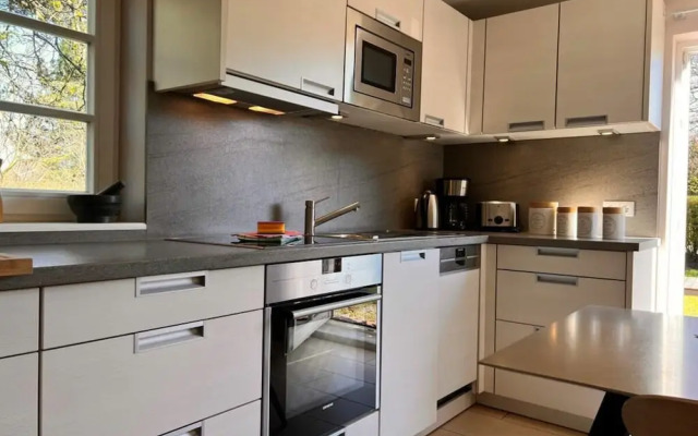 "lee" in House Smaswai 10