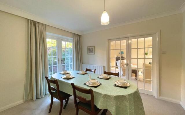 Spacious 4 Bedroom House with Garden
