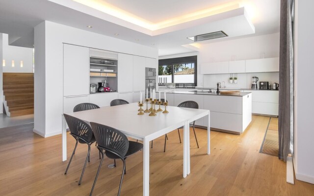 Villa first line beach, 6 bedrooms, private pool, Costabella, Marbella