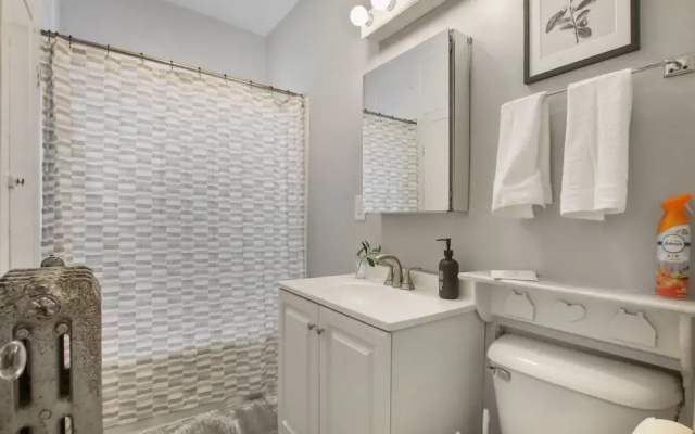 3BR Apartment w Laundry in Rogers Park
