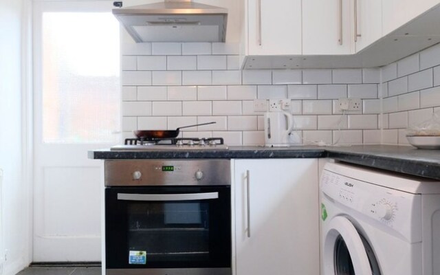 Beautiful, Bright and Spacious Flat for 4