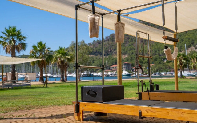 Chillos Beach Hotel & Lounge