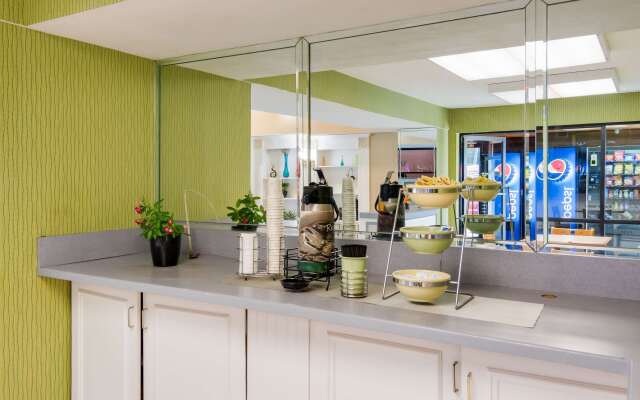 Rodeway Inn At Fort Lee