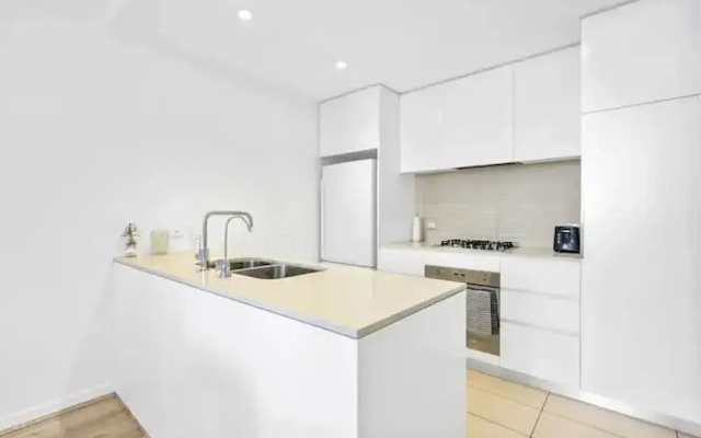 Metawise BnB 2BR Near Airport Pool Gym Train