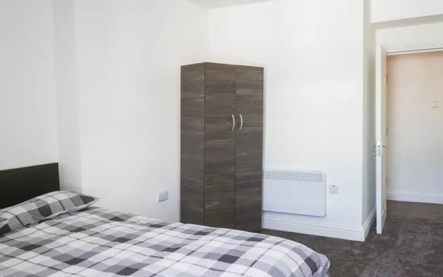 1 Bed Flat in Pedestrianized High Street