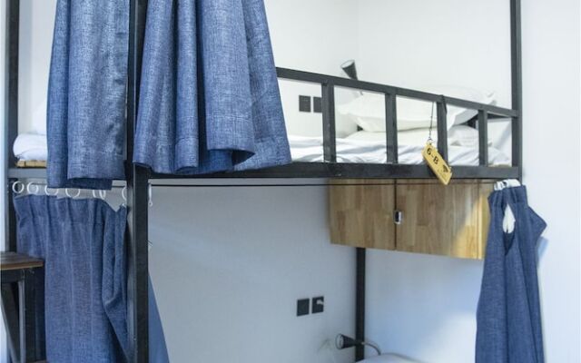 Zeako Youth Hostel