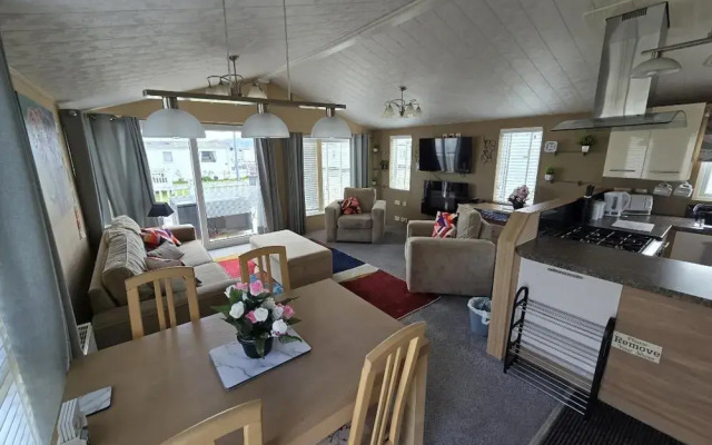 Oaklands Stunning Mini Lodge