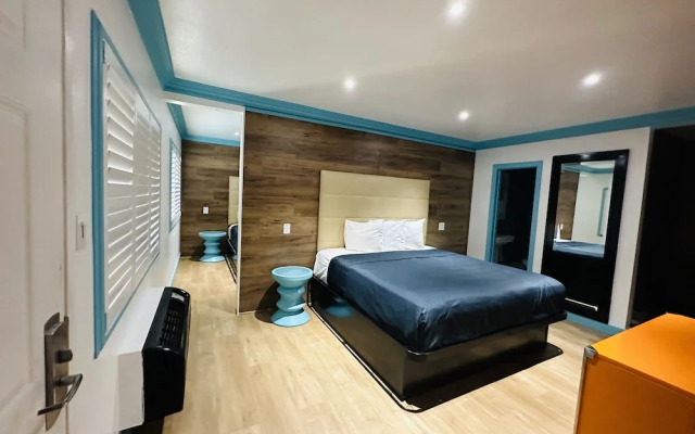 Casa Blanca Inn & Suites