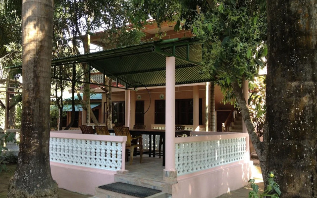 The 90's Sauraha