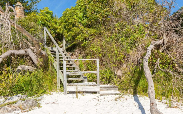 Bimbadgen at Hyams Beach 4pm Check Out Sundays