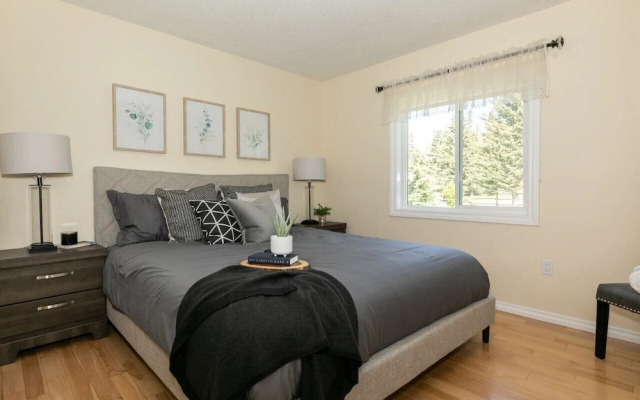 LUXURIOUS 5-Br Acreage | Year-Round Heated Pool & HotTub | Mtn View | Pool Table