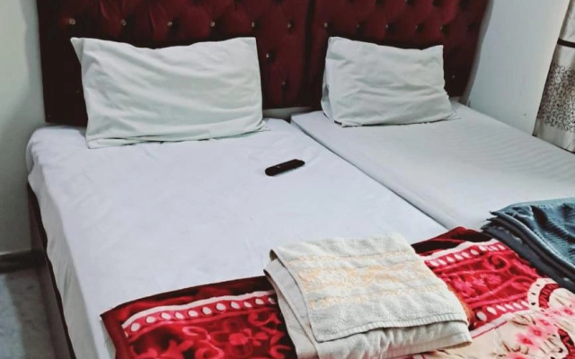 Pool And Park Hotel