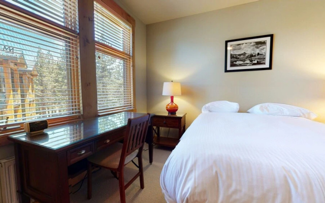 Solstice 18 Beautiful and Modern, Private Washer Dryer, Close to Eagle Lodge by RedAwning