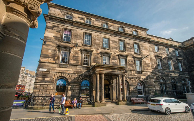 Parliament Sq (apt 10 ) Royal Mile