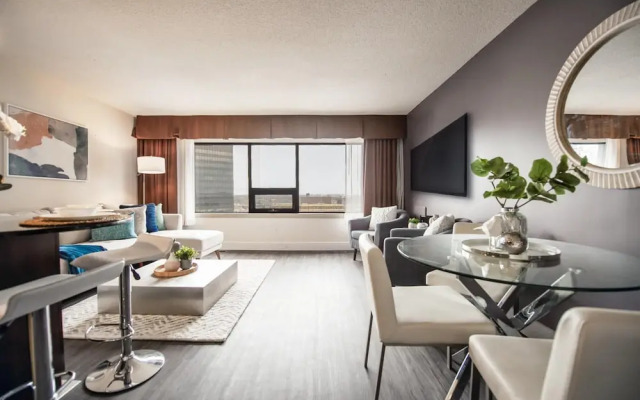 Luxury Downtown One Bedroom Suite
