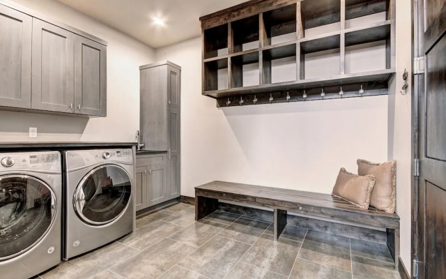 Spruce Ledge 4 Bedrooms 4.5 Bathrooms Townhouse