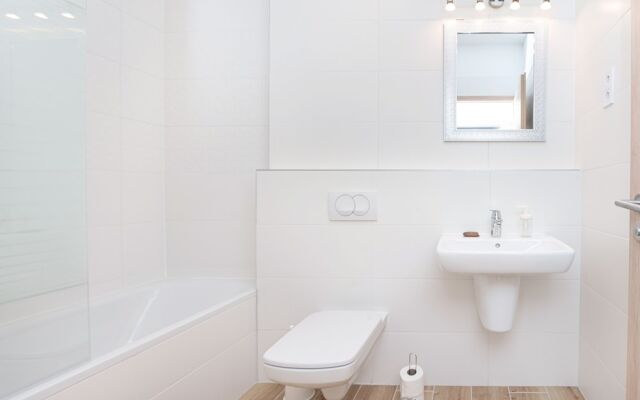 WaterFront City Apartments by UrbanRent