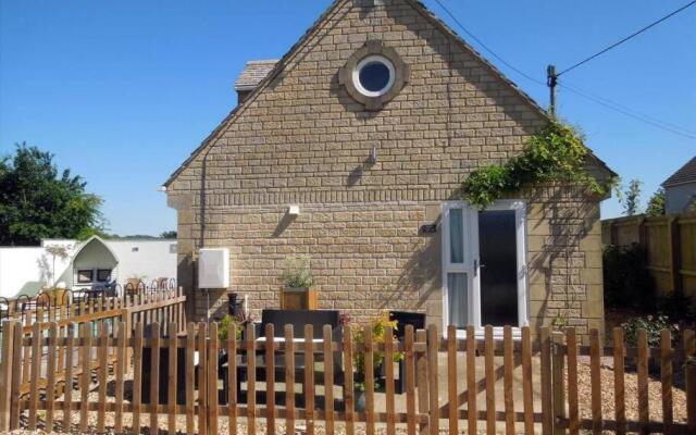 Beautiful 2 bedroom guest house with private pool in Lacock, Wiltshire