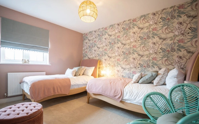 6 Bedroom New Build Detached House in Bicester