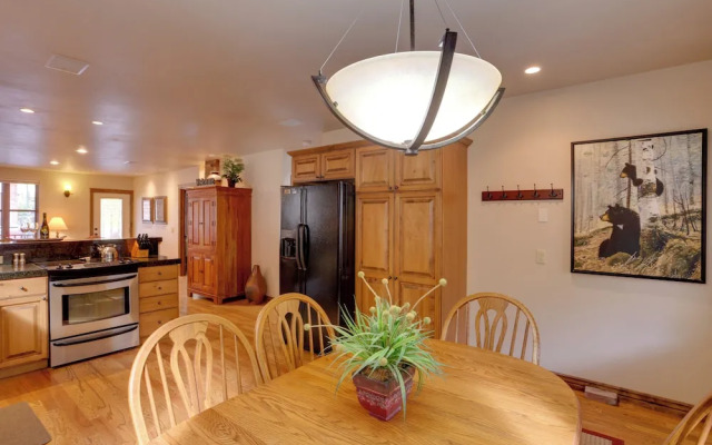 Patio & Mountain Views: Central Ouray Getaway!