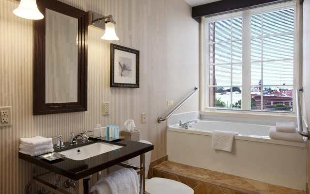 DoubleTree by Hilton New Bern Riverfront