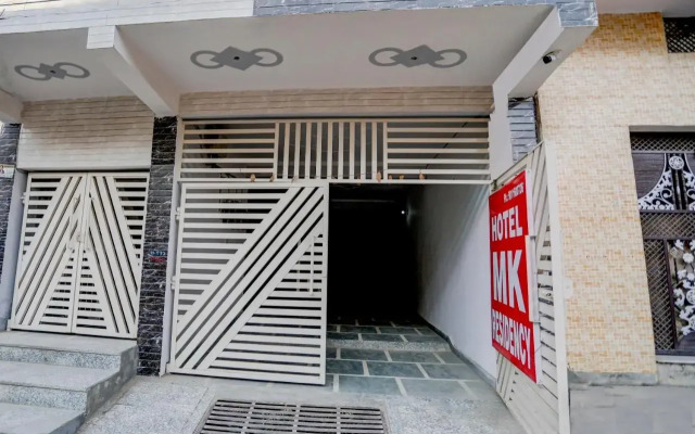Oyo Flagship 703376 Mk Residency