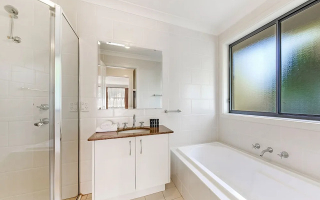 Kozyguru | Westleigh | 4 Bed Room | Free Parking