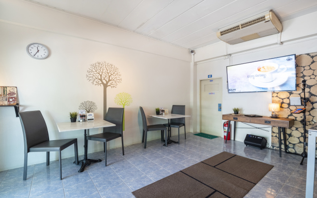 Aromdee Apartment
