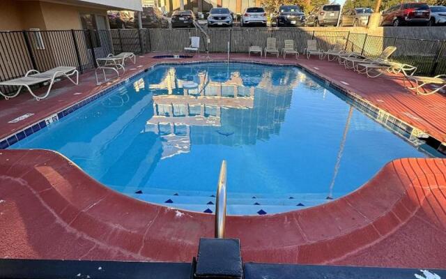 HomeGate Studios & Suites San Antonio Fiesta Park