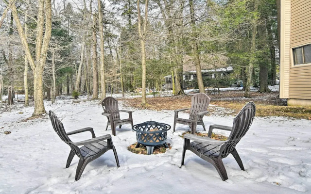 Tobyhanna Cabin w/ Deck, Community Pool & Golf!