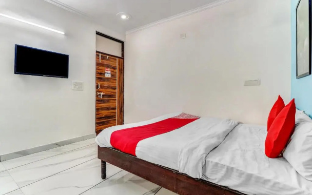 OYO Flagship 70237 Cozy Stay Deluxe