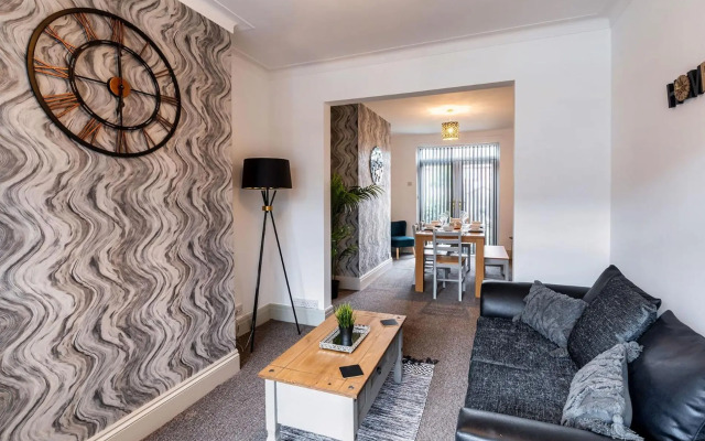 Family & Contractors & Free Parking & Airport Location