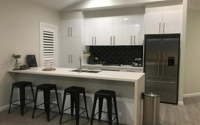 Luxury 2br home with King, 5 star private & close