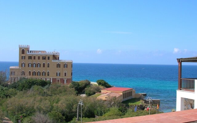 Casa dels Misteris a terrace on sea