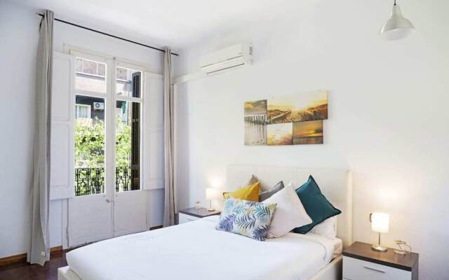 Spacious 4 Bed Apt Close to Sagrada Familia Temple