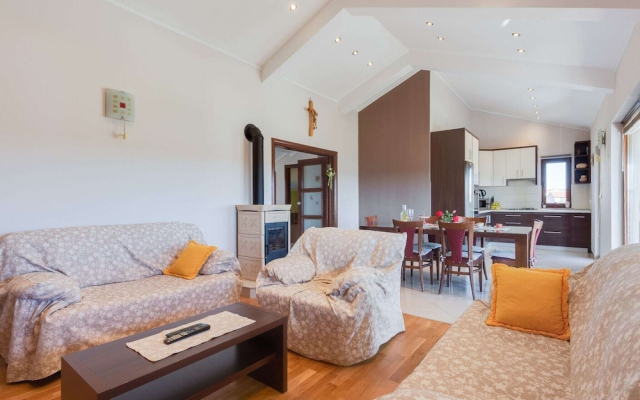 Quaint Apartment in Posedarje With Garden