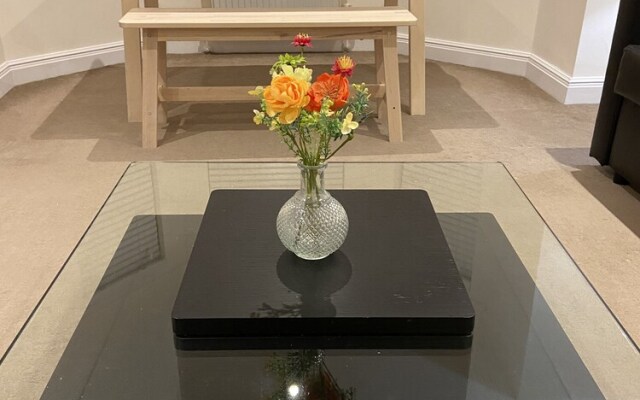 Royal Oak Apartment in Manchester Central Location