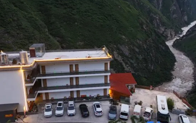 Tiger Leaping Gorge Lixia Mountain Residence Cliff Homestay