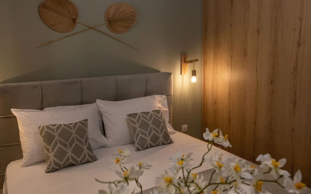 Waikiki Studio in the center by GHH