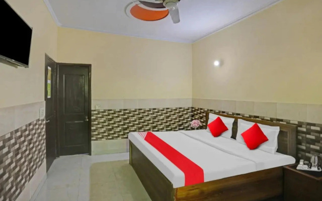 OYO Flagship Kashvi Palace Near Usmaanpur 1st pusta