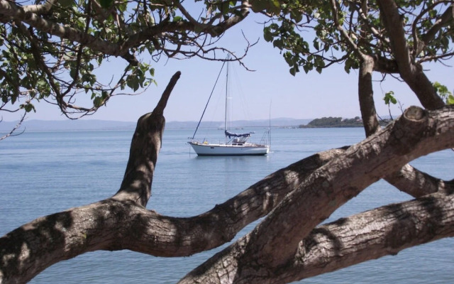 Air Conditioned Unit Stones throw to the Waterfront.