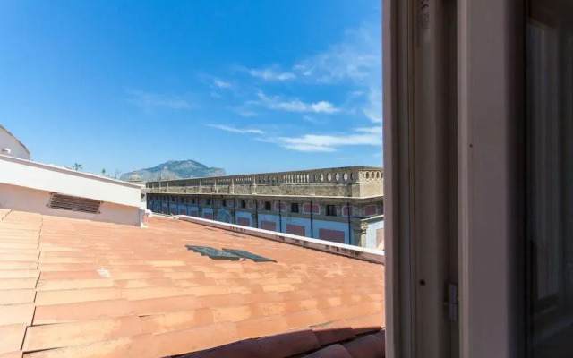 Charming Apartment in the City Center by Wonderful Italy