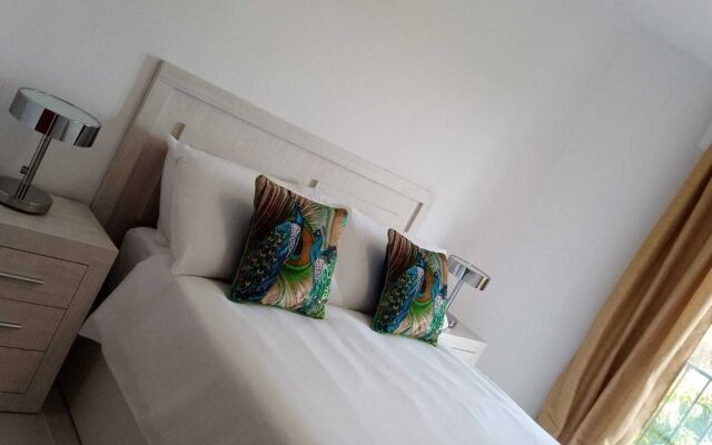 Impeccable 2-bed Apartment Ecuador, Los Claveles