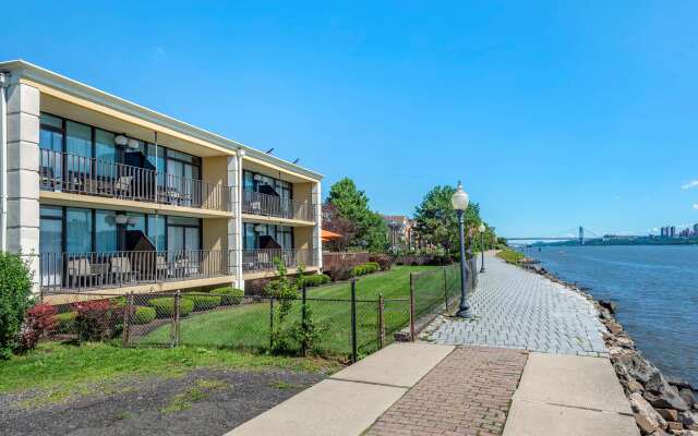 Comfort Inn Edgewater on Hudson River