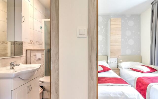 Alluring Mobile Home in Banjole With Swimming Pool