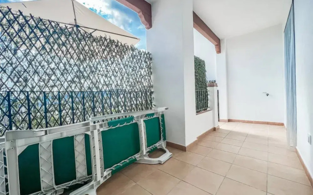 Modern Two Bedroom Apartment With Pool