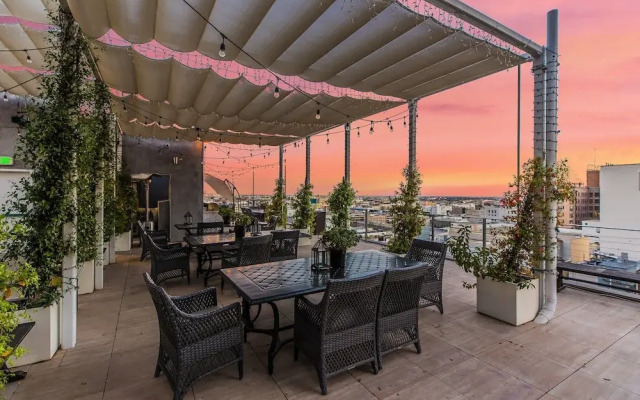 Stylish 2br/2ba At HWH by Oneluxstay