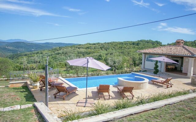 Unique Villa For Up To 8 Persons, With Pool, Jacuzzi And Beautiful Garden