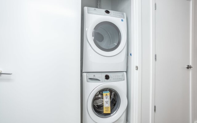 Luxury Apt Near Convcenter, Stadiums, & Harbor