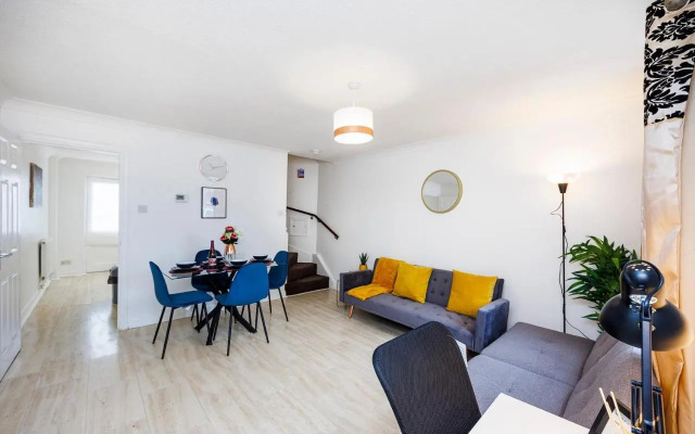 Lovely 2 Bd Hse with Parking near Excel
